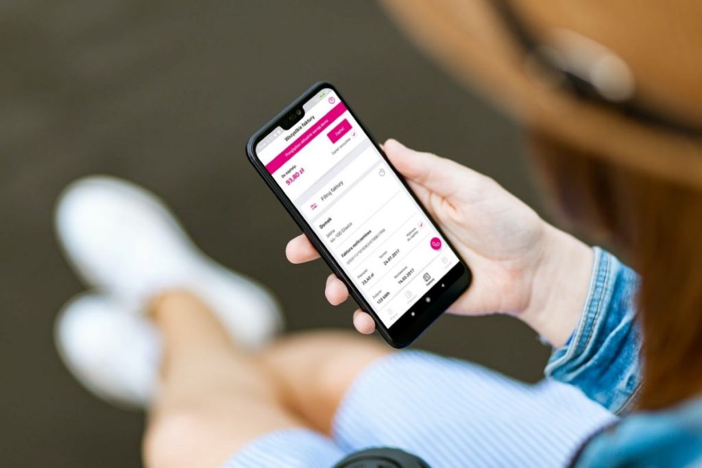 Kobieta ze smartfonem, aplikacja Mój TAURON